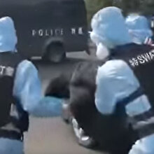 Çin polisi yüksek ateşi çıkan bir sürücüye müdahale ediyor
