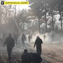 Yunan güvenlik güçlerinden tazyikli su ve biber gazlı müdahale