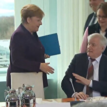 Alman bakanın koronavirüs önlemi: Merkel'in elini sıkmadı