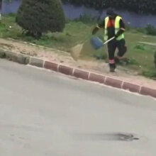 Süpürgesiyle dans ederek çöp toplayan işçi izleyenleri gülümsetti
