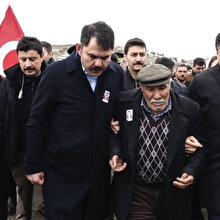 Şehidin babası 'Ayakkabılarım çamurlu' diyerek Bakan'ın aracına binmedi
