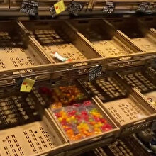 Karantinaya alınan İtalyada halk süpermarketlere akın etti