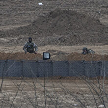 Yunanistan'ın mültecilere zulmü bitmiyor: Sınırda siper kazıyorlar