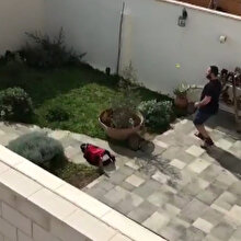 Karantinada bahçeden bahçeye pinpon oynadılar