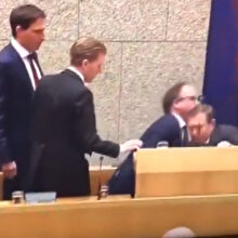 Hollanda Sağlık Bakanı koronavirüs oturumunda bayıldı