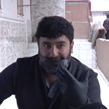 Pazarcının 'karalahana maskeli' koronavirüs önlemi gülümsetti