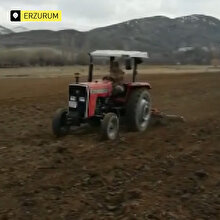 Mehmetçik evden çıkamayan yaşlı vatandaşın tarlasını sürdü