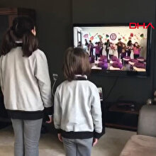 Uzaktan eğitime TV karşısında İstiklal Marşı ile başlıyorlar