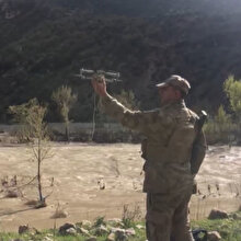 Jandarma yaşlı kadına ilaçlarını drone’la ulaştırdı