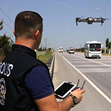 Polis drone'si, hem 'evde kal' diye uyarıyor hem de ateş ölçüyor