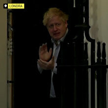 Karantina altında olan Boris Johnson sağlık çalışanlarını alkışladı