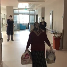 Koronavirüsü yenen Hatice teyze sağlık çalışanlarının alkışlarıyla uğurlandı