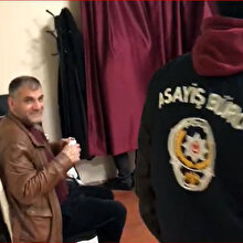 Polisten kaçmak için perdenin arkasına saklandılar ama ayaklarını unuttular