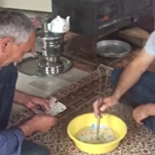 Koronavirüse karşı emekli maaşını kaynar suda yıkadı