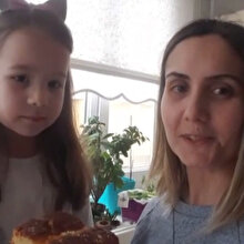 5 yaşındaki Bilge'den sağlık çalışanlarına 'kek' jesti