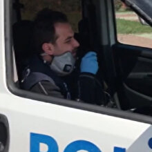 Polisin 'evde kal' şarkısı gülümsetti