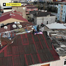 Çatıdaki gençlere polis drone'uyla sosyal mesafe anonsu