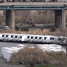 Koronavirüsün merkezi New York'ta bir otoparka geçici morg kuruldu