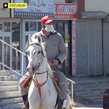 Toplu ulaşım yerine atını kullanan 'ciritçi'