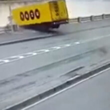 Kontrolden çıkan TIR nehre böyle uçtu