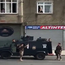 Vatandaştan özel harekat polislerine drone'lu çikolata ikramı