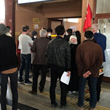 Seyahat izin belgesi için akın ettiler: Kuyruk uzadıkça sosyal mesafe kalmadı