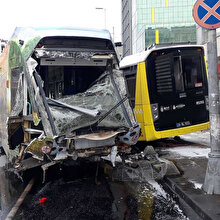 İstanbul'da raydan çıkan tramvay otobüse çarptı
