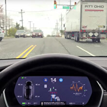 Tesla'nın otomatik pilotları artık trafik ışıklarını algılayıp duruyor