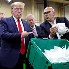 Tepkiler çığ gibi büyüdü: Trump’tan maske üretim tesisine 'maskesiz' ziyaret