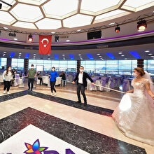 Yeni düğün konsepti hazır: Sosyal mesafe çubuğuyla halay çekilecek