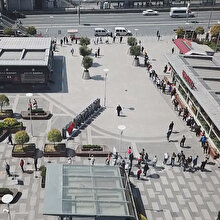 AVM'ler bugün açıldı: Metrelerce kuyruk oluştu