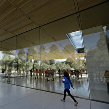 Apple, diğer şirketlerden bağımsız olarak personellerini ofiste çalıştırmaya devam edecek
