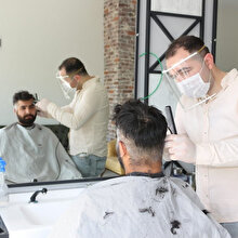 ✂️💇♂️Bilim Kurulu Üyesi Tezer uyardı: Berberlerde muhabbeti uzatmayın