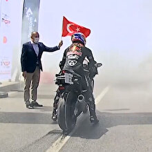 Kenan Sofuoğlu 19 Mayıs için motor lastiği yaktı