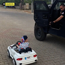 Polis ehliyet isteyince akülü arabasıyla kaçtı