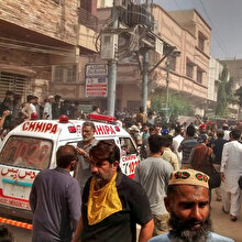 Pakistan'da yolcu uçağı yerleşim alanına düştü