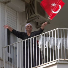 Evde kalan Antalyalılar mobil konsere balkonlardan eşlik etti