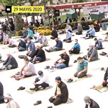 Kısıtlamaların gevşetilmesi kapsamında Fatih Camii'nde ilk Cuma namazı