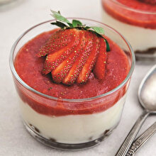 Günün tatlısı ‘Çilek Soslu Muhallebi’ olsun mu? 😌🍓