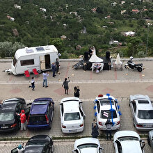 'Yeni normal' düğün: Davetliler araçlarında gelin ve damat pistte oynadı
