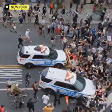 New York'ta insanların üzerine sürülen polis aracı