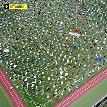 Mahmutbey Stadyumu'nda Cuma namazı kılan yüzlerce kişi havadan görüntülendi