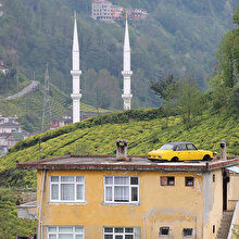 🚗Evin çatısında otomobili görenler şaşıp kalıyor
