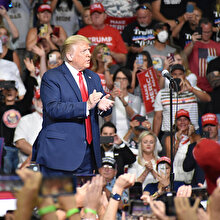 Trump, 'tek elle su içemiyor' iddialarını cevapladı: Kravatıma dökülsün istemiyorum