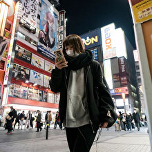 Japonya'da ilginç karar: Yürürken telefon kullanmak yasaklandı