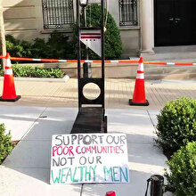 Jeff Bezos'un başı protestocularla dertte: Kapısına giyotin bıraktılar