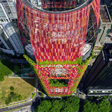 Renklerin içinde bir dikey bahçe: Oasia Hotel Downtown