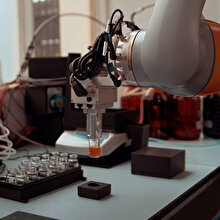 Her gün 22 saat çalışabilen robot laboratuvar asistanı geliştirildi