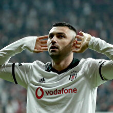 Burak Yılmaz, Fransa'nın Lille takımı ile 2 yıllık sözleşme imzaladı