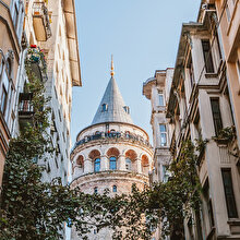 Bereketzade Ali Efendi'nin avlusundan Galata'ya bakmak